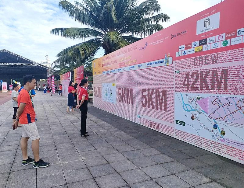  Nhiều người dân, vận động viên đến tham quan, tìm hiểu và đăng ký Giải Marathon Đất sen hồng Đồng Tháp 2022. (Ảnh: HỮU NGHĨA)