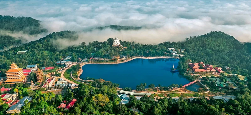 Toàn cảnh đỉnh Núi Cấm hùng vĩ, điểm đến du lịch tâm linh hành hương nổi tiếng ở An Giang