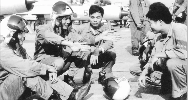 Anh hùng lực lượng vũ trang nhân dân Nguyễn Đức Soát (thứ hai từ trái sang) trao đổi kinh nghiệm chiến đấu với đồng đội. Ảnh tư liệu