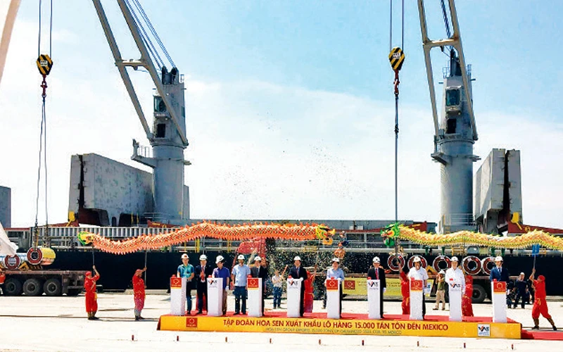 Tập đoàn Hoa Sen xuất khẩu lô hàng tôn qua Cảng quốc tế Nghi Sơn (Thanh Hóa).