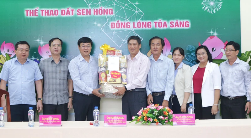 Bí thư Tỉnh ủy Đồng Tháp Lê Quốc Phong tặng quà Trường Phổ thông Năng khiếu, Huấn luyện và Thi đấu thể dục thể thao tỉnh Đồng Tháp.