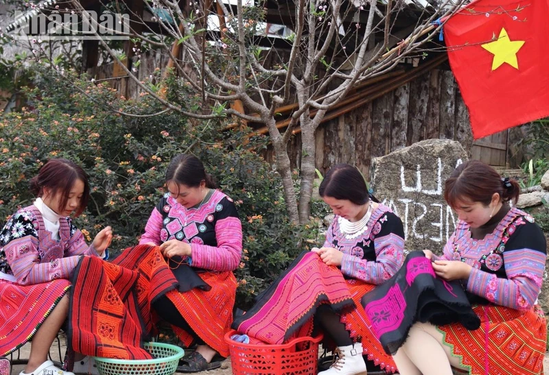 Phụ nữ dân tộc H'Mông chuẩn bị những bộ trang phục đẹp nhất đón Tết. Ảnh: Quốc Tuấn