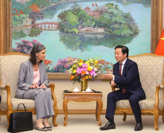 Phó Thủ tướng Trần Hồng Hà tiếp bà Ramla Khalidi, Trưởng đại diện thường trú Tổ chức Phát triển của Liên hợp quốc tại Việt Nam. (Ảnh: TTXVN)