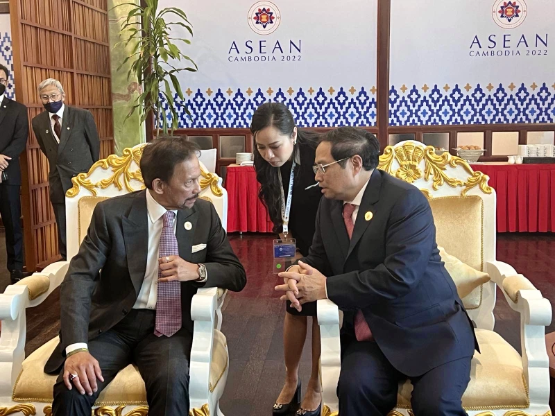 Thủ tướng Phạm Minh Chính và Quốc vương Brunei Hassanal Bolkiah trong cuộc gặp chiều 10/11/2022, tại thủ đô Phnom Penh, Campuchia. (Ảnh:TTXVN)