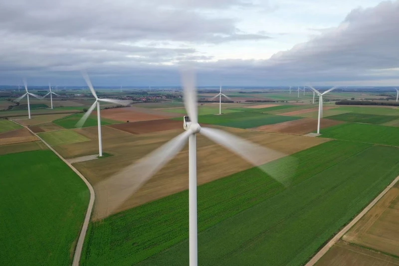 Một cánh đồng điện gió tại Pháp. Ảnh: Reuters