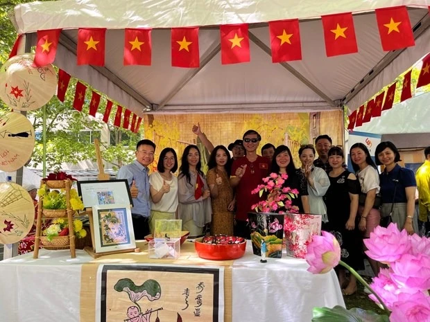 Đại sứ Nguyễn Tất Thành cùng các nhân viên Đại sứ quán Việt Nam tại Australia chụp ảnh tại gian hàng của Việt Nam. Nguồn ĐSQ Việt Nam tại Australia.