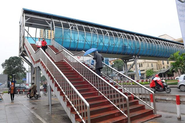 Cầu vượt bộ hành trên phố Nguyễn Chí Thanh.
