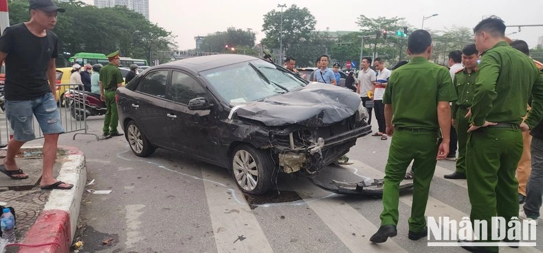 Hiện trường vụ tai nạn đặc biệt nghiêm trọng tại đường Võ Chí Công (Tây Hồ, Hà Nội) chiều 5/4. (Ảnh: Sơn Bách)