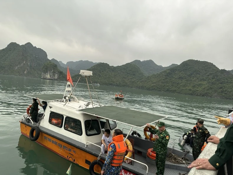 Lực lượng cứu nạn tham gia cứu hộ trong vụ máy bay rơi. Ảnh: Phạm Đức