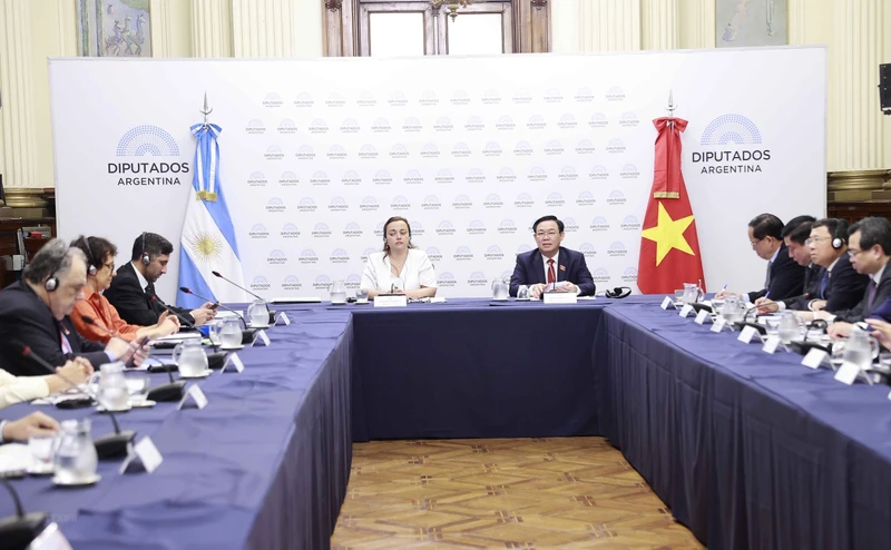 Chủ tịch Quốc hội Vương Đình Huệ hội đàm với Chủ tịch Hạ viện Cộng hòa Argentina Cecilia Moreau. (Ảnh: TTXVN)
