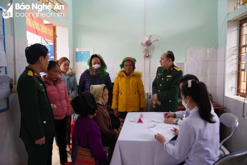 Các y, bác sĩ Bệnh viện Quân y 4 cấp phát thuốc miễn phí cho nhân dân xã Tri Lễ, huyện Quế Phong, tỉnh Nghệ An. Ảnh: baonghean.vn