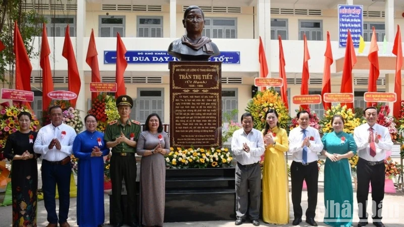 Lãnh đạo tỉnh Bến Tre cùng thân nhân gia đình tổ chức khánh thành tượng chân dung Anh hùng Lực lượng vũ trang nhân dân Trần Thị Tiết