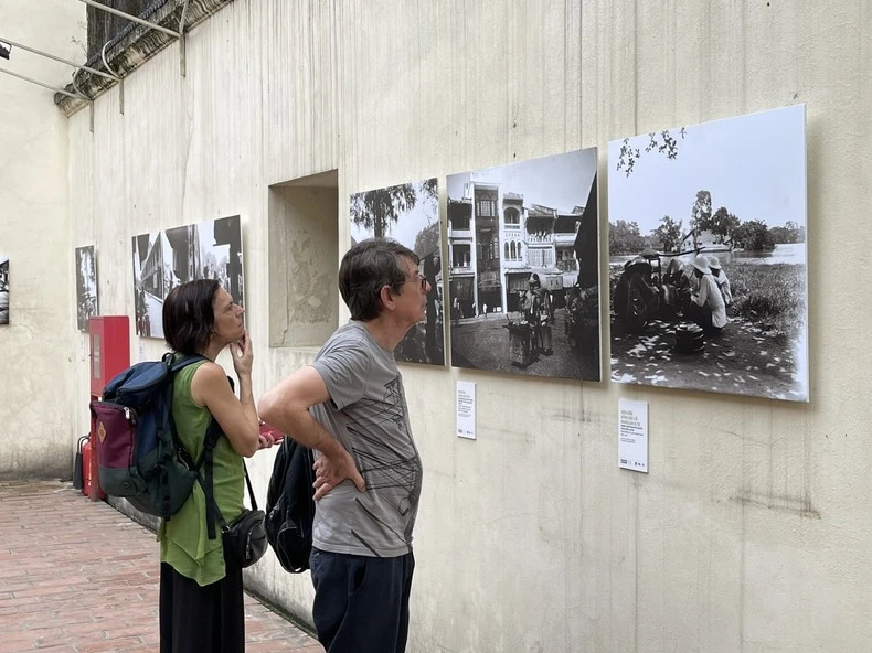 Công chúng đến với những tác phẩm trong triển lãm nhiếp ảnh về Hà Nội. Ảnh: Giang Nam