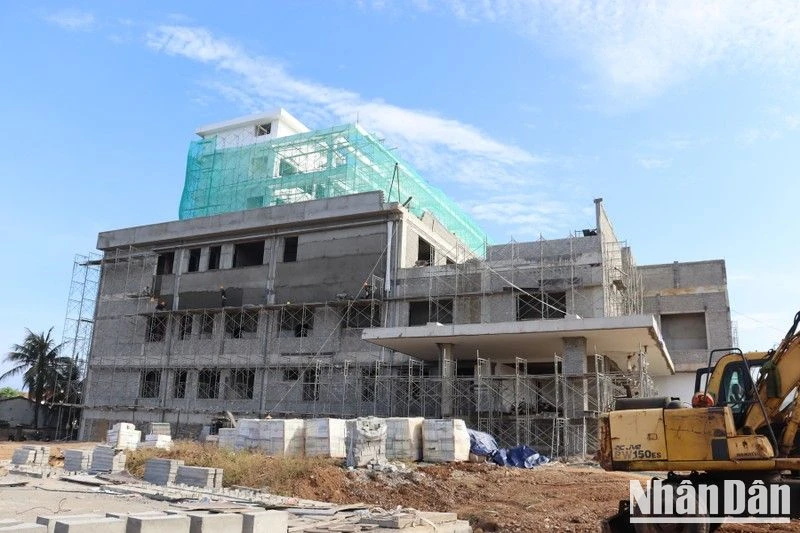 Dù sắp hết thời gian thực hiện nhưng đến thời điểm này dự án Trung tâm y tế quân-dân y kết hợp huyện Lý Sơn mới chỉ thực hiện đạt 52,1% giá trị hợp đồng.