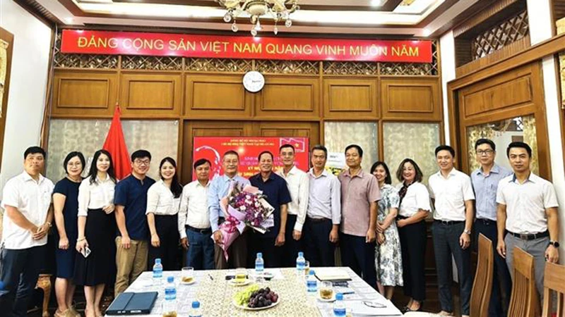 Chi bộ tặng hoa cho Bí thư-Đại sứ Lý Quốc Tuấn nhận huy hiệu 30 năm tuổi Đảng. (Ảnh: TTXVN phát)