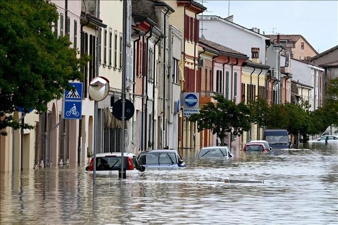 Mưa to làm ngập nặng nhiều tuyến phố tại vùng Emilia-Romagna của Italy. Ảnh: TTXVN 