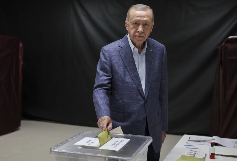 Đương kim Tổng thống Thổ Nhĩ Kỳ Tayyip Erdogan bỏ phiếu bầu Tổng thống và Quốc hội. (Ảnh: AFP/TTXVN)