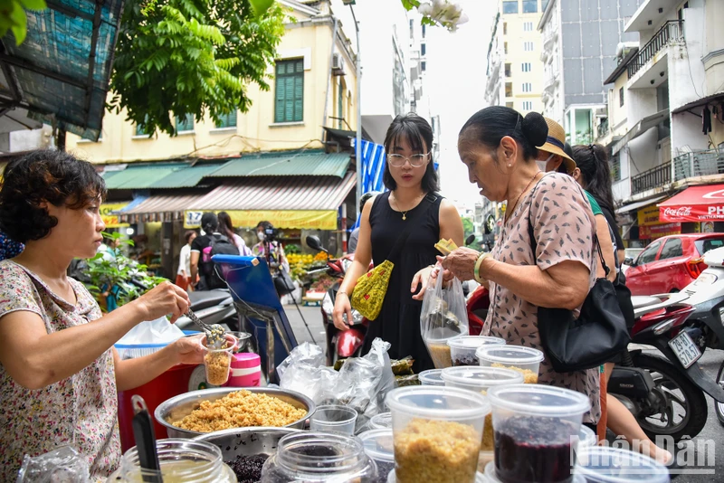 Cảnh mua bán diễn ra tấp nập tại chợ, rượu nếp vẫn là mặt hàng thu hút người mua nhất trong ngày Tết Đoan Ngọ năm nay.