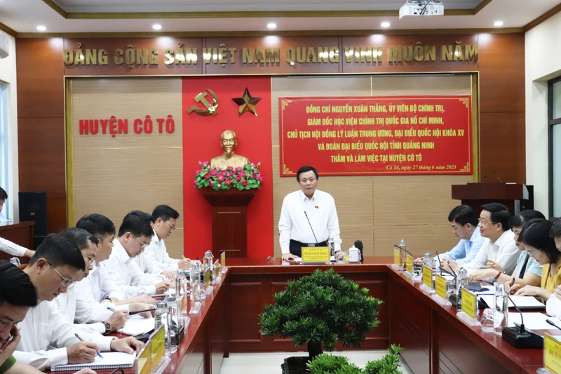 Chủ tịch Hội đồng lý luận Trung ương Nguyễn Xuân Thắng thăm và làm việc tại huyện Cô Tô