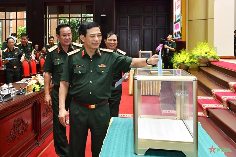 Đại tướng Phan Văn Giang và các đồng chí trong Ban Thường vụ Quân ủy Trung ương bỏ phiếu tín nhiệm.