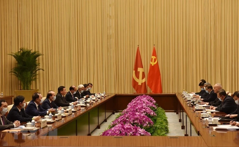 Đồng chí Nguyễn Xuân Thắng và Đoàn đại biểu Đảng Cộng sản hội đàm với đồng chí Thái Kỳ và Đoàn đại biểu Đảng Cộng sản Trung Quốc. (Ảnh: TTXVN)