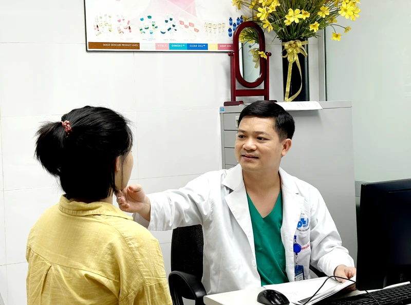 Thạc sĩ, bác sĩ Nguyễn Đình Quân, Phó Trưởng Khoa Phẫu thuật tạo hình thẩm mỹ và phục hồi chức năng, Bệnh viện Da liễu Trung ương khám cho người bệnh.