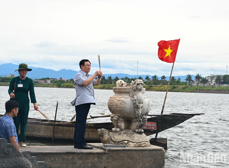 Chủ tịch Quốc hội Vương Đình Huệ thực hiện nghi lễ thả hoa tưởng niệm các anh hùng liệt sĩ trên dòng sông Thạch Hãn. (Ảnh Duy Linh)