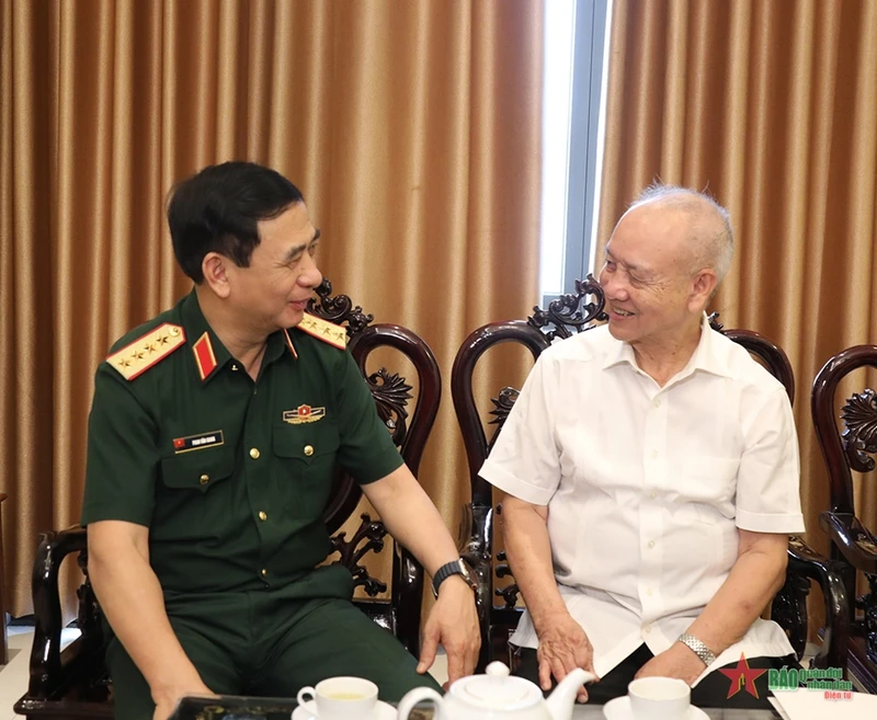  Đại tướng Phan Văn Giang thăm, tặng quà Đại tướng Phạm Văn Trà. Ảnh: Báo Quân đội nhân dân