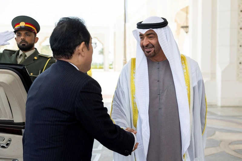 Tổng thống Các Tiểu vương quốc Ả Rập Thống nhất Sheikh Mohamed bin Zayed Al Nahyan tiếp ông Fumio Kishida, Thủ tướng Nhật Bản, ngày 17/7/2023. Ảnh: Reuters
