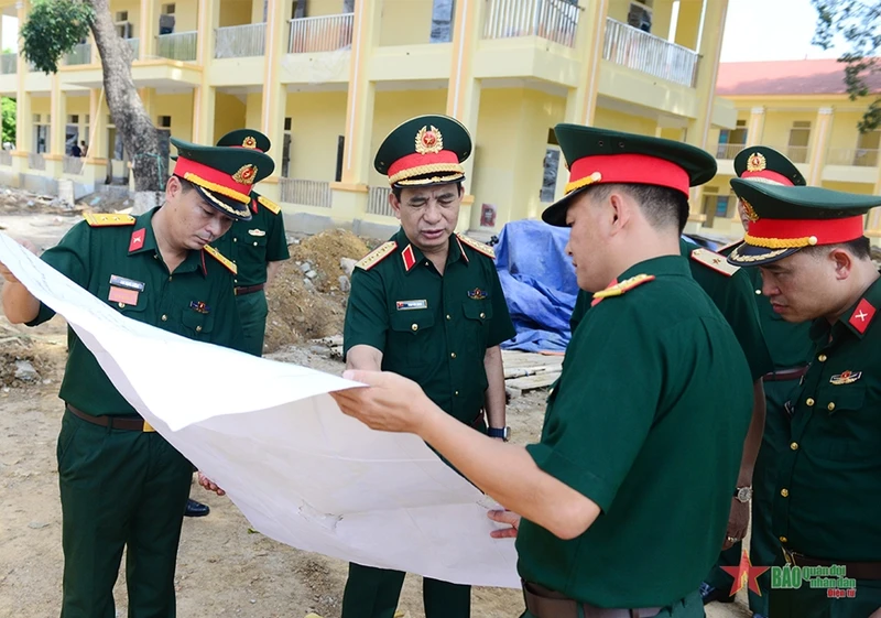 Đại tướng Phan Văn Giang kiểm tra Trung đoàn 102. Ảnh: Báo Quân đội nhân dân