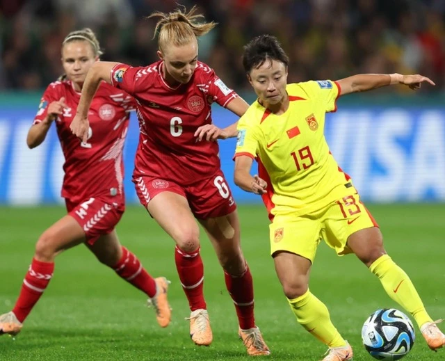 Đội tuyển Trung Quốc (áo vàng) trong trận thua Đan Mạch ở trận ra quân. Ảnh: AFP