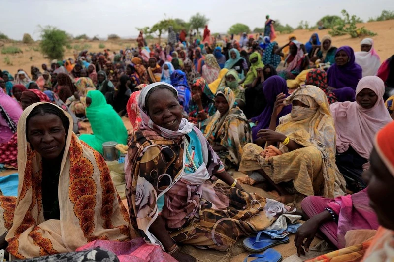 Những người tị nạn Sudan đang chờ nhận thực phẩm bổ sung từ Chương trình Lương thực Thế giới (WFP) gần biên giới giữa Sudan và Chad ở Koufroun, Chad, 11/5/2023. Ảnh: REUTERS