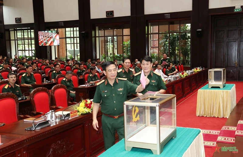 Các đại biểu Quân ủy Trung ương bỏ phiếu giới thiệu cán bộ quy hoạch Ban Chấp hành Trung ương Đảng khóa XIV. Ảnh: Báo Quân đội nhân dân