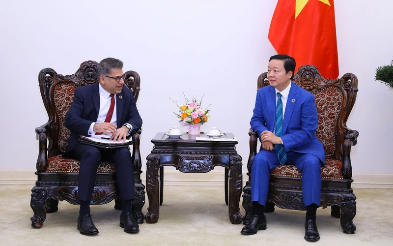 Phó Thủ tướng Trần Hồng Hà tiếp ông Nitin Kapoor, Chủ tịch kiêm Tổng Giám đốc Công ty AstraZeneca. Ảnh: VGP