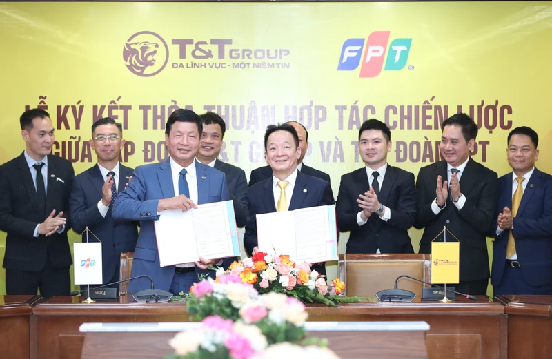 Ông Đỗ Quang Hiển, Chủ tịch Ủy ban Chiến lược T&T Group (phải) và ông Trương Gia Bình, Chủ tịch Hội đồng Quản trị FPT (trái) ký kết thỏa thuận hợp tác chiến lược giữa hai tập đoàn.