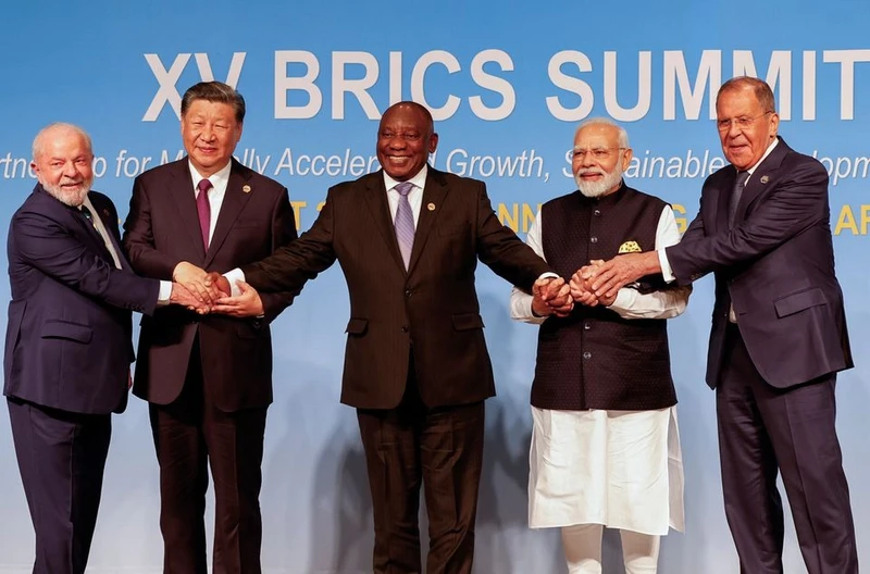 Tổng thống Nam Phi Cyril Ramaphosa, Chủ tịch Trung Quốc Tập Cận Bình, Thủ tướng Ấn Ðộ Narendra Modi, Tổng thống Brazil Lula da Silva và Bộ trưởng Ngoại giao Nga Sergei Lavrov chụp ảnh kỷ niệm tại Hội nghị thượng đỉnh BRICS 2023, ngày 23/8/2023. Ảnh: Reuters.