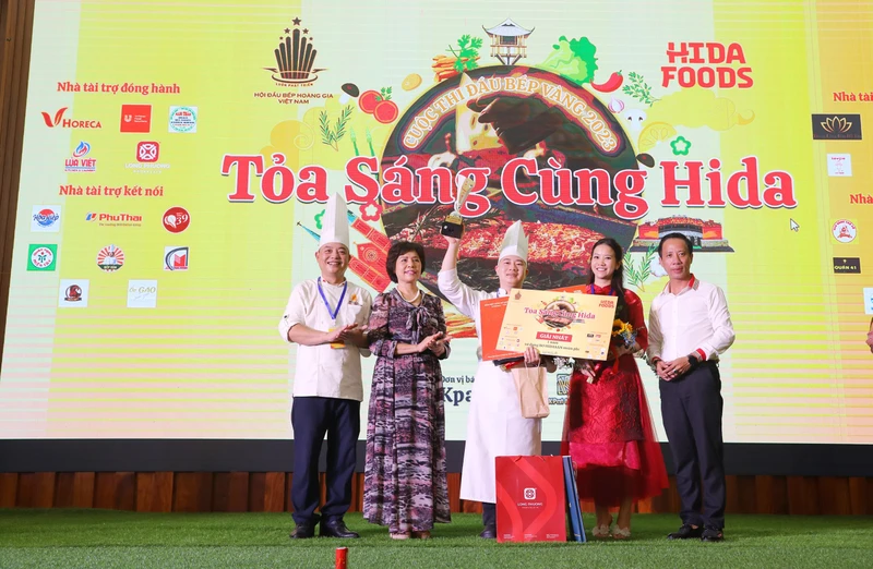 Trao giải Nhất cho thí sinh Hoàng Thanh Tùng.