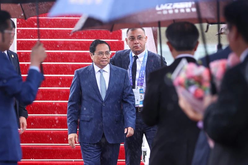 Thủ tướng Phạm Minh Chính đến Nam Ninh, Trung Quốc, bắt đầu tham dự Hội chợ Trung Quốc - ASEAN (CAEXPO) và Hội nghị thượng đỉnh Thương mại-Đầu tư Trung Quốc-ASEAN (CABIS) lần thứ 20. (Ảnh: VGP/Nhật Bắc)
