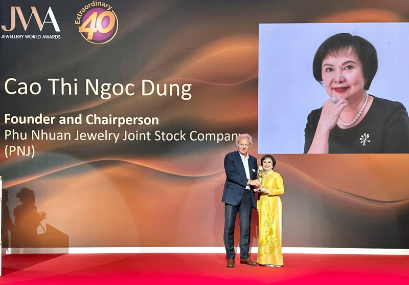 Bà Cao Thị Ngọc Dung, Chủ tịch Hội đồng Quản trị PNJ được vinh danh là một trong 40 biểu tượng xuất sắc nhất (Extraordinary 40) ngành kim hoàn thế giới. Ảnh: Hoài Anh