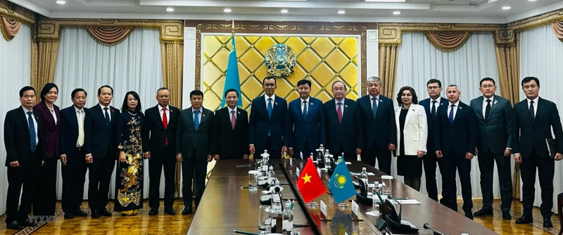 Phó Chủ tịch Quốc hội Nguyễn Khắc Định và Phó Chủ tịch Thượng viện Kazakhstan Zhakip Asanov cùng các đại biểu 2 nước tham dự hội đàm. (Ảnh: TTXVN phát)