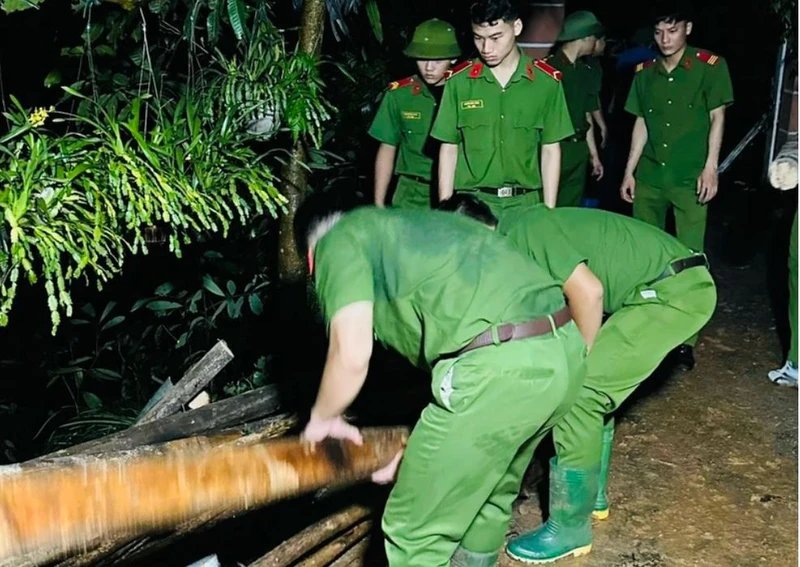 Công an xã Yên Thái, huyện Văn Yên hỗ trợ tìm kiếm người dân bị vùi lấp.