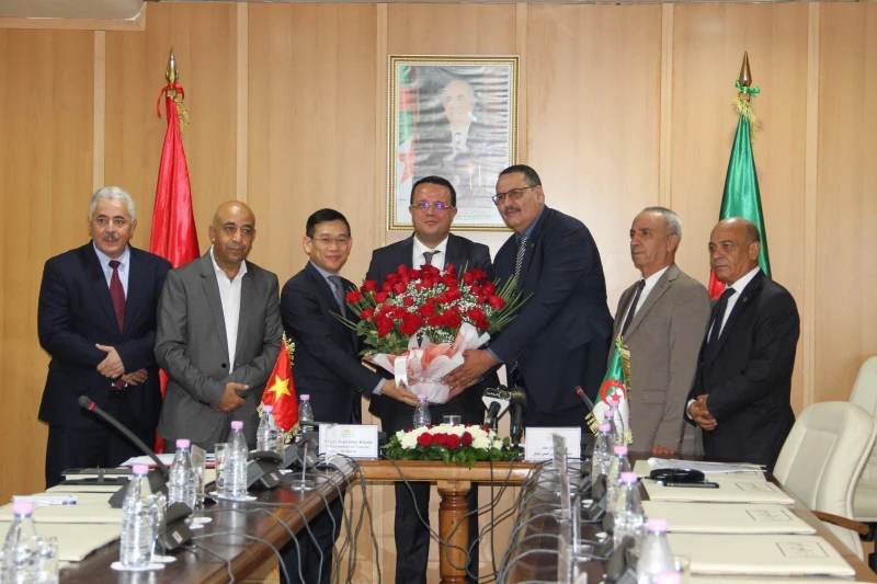 Đại sứ Việt Nam tại Algeria Trần Quốc Khánh chúc mừng Nhóm Nghị sĩ Hữu nghị Algeria-Việt Nam ra mắt. Ảnh: VNA