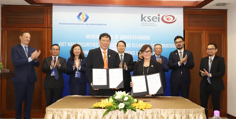 Dưới sự chứng kiến của các đại biểu, ông Dương Văn Thanh - Tổng giám đốc VDSC và bà Imelda Sebayang - Giám đốc Tài chính và quản trị KSEI, thực hiện ký kết MOU.