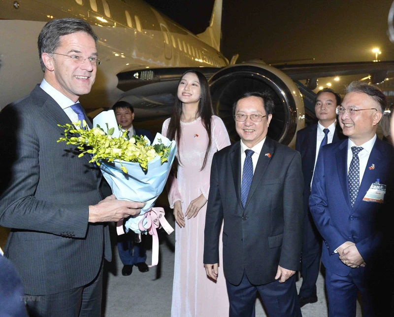 Tối 1/11, Thủ tướng Vương quốc Hà Lan Mark Rutte đến Hà Nội, bắt đầu chuyến thăm chính thức Việt Nam từ ngày 1 đến 2/11, theo lời mời của Thủ tướng Chính phủ nước Cộng hòa Xã hội Chủ nghĩa Việt Nam Phạm Minh Chính.