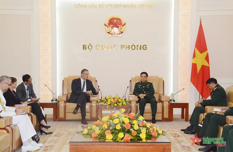 Đại tướng Phan Văn Giang tiếp Đại sứ Pháp Olivier Brochet. 