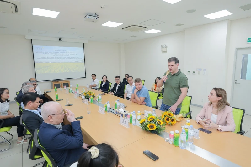 Bộ trưởng Nông nghiệp tỉnh Kaluga (Liên bang Nga) Efremov Alexander Viktorovich bày tỏ bất ngờ trước sự phát triển của TH.