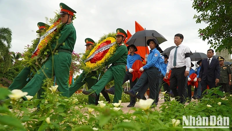 Đưa tiễn các anh về với đất mẹ. (Ảnh: HỮU NGHĨA)