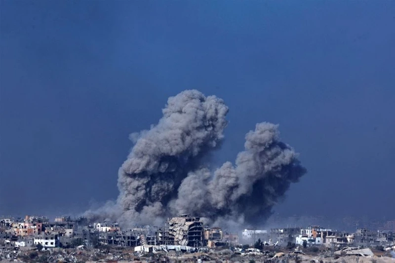 Khói lửa bao trùm Gaza do xung đột gia tăng giữa Israel và Hamas. (Ảnh Reuters)