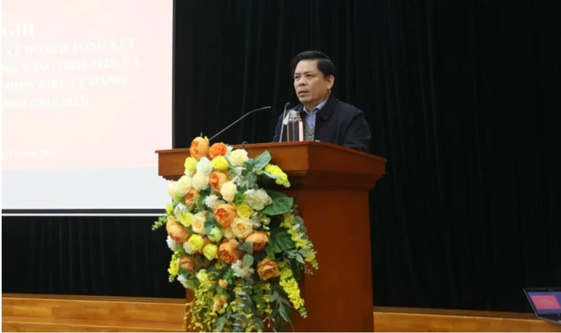 Đồng chí Nguyễn Văn Thể, Ủy viên Trung ương Đảng, Bí thư Đảng ủy khối phát biểu tại hội nghị.