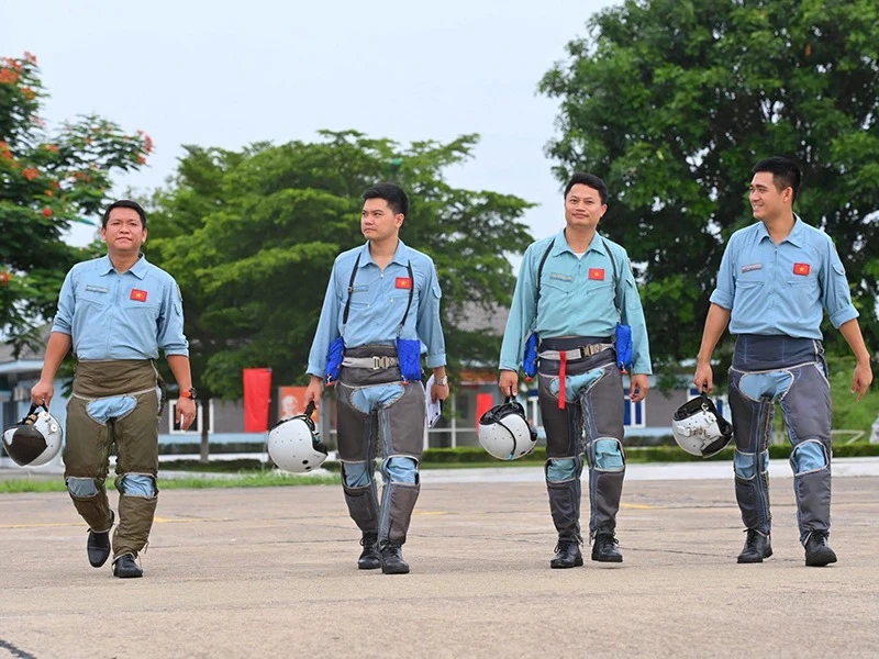 Phi công Trung đoàn 923, Sư đoàn 371 hoàn thành nhiệm vụ sau ban bay huấn luyện. Ảnh: phongkhongkhongquan.vn